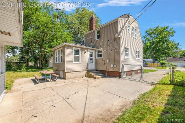 676 W Coy Avenue, Hazel Park, MI 48030
