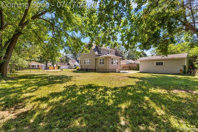 676 W Coy Avenue, Hazel Park, MI 48030
