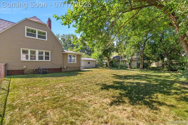 676 W Coy Avenue, Hazel Park, MI 48030