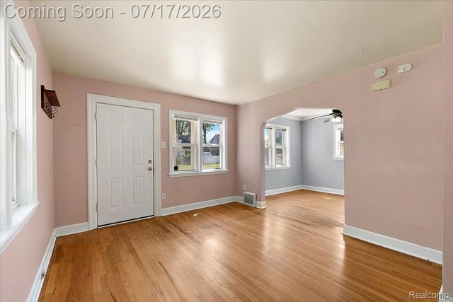 676 W Coy Avenue, Hazel Park, MI 48030