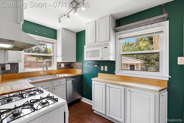 676 W Coy Avenue, Hazel Park, MI 48030
