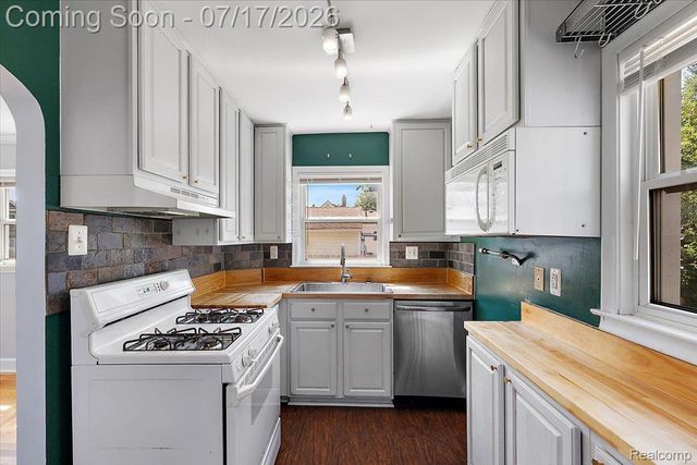 676 W Coy Avenue, Hazel Park, MI 48030