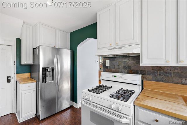 676 W Coy Avenue, Hazel Park, MI 48030