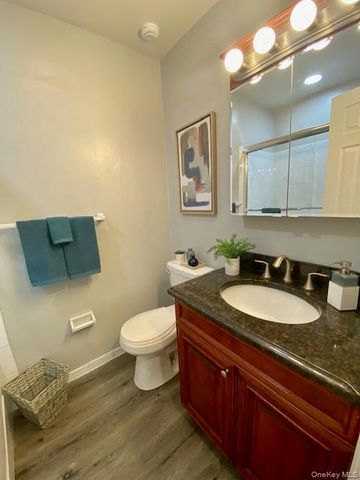40 Neal 40, Setauket, NY 11733