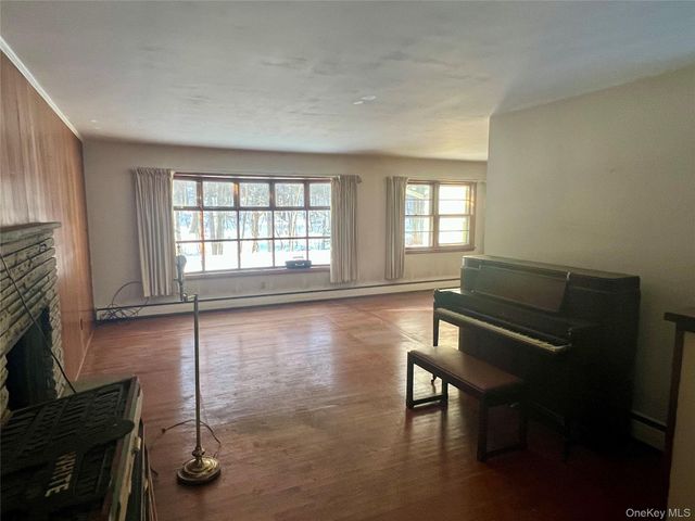 35 Sandi Drive, Poughkeepsie, NY 12603