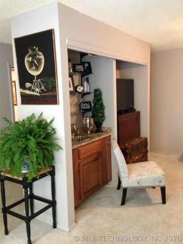 5521 E 51st Street 8-B, Tulsa, OK 74135