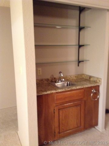 5521 E 51st Street 8-B, Tulsa, OK 74135