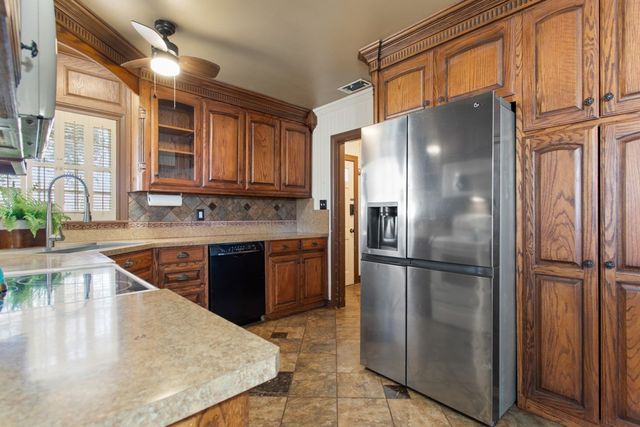 205 N Henry Street, Lindale, TX 75771