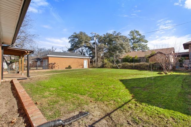 205 N Henry Street, Lindale, TX 75771