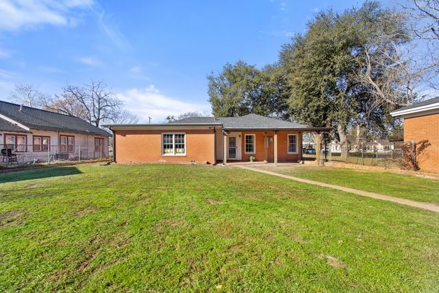 205 N Henry Street, Lindale, TX 75771
