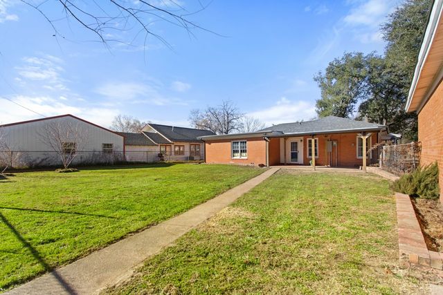 205 N Henry Street, Lindale, TX 75771
