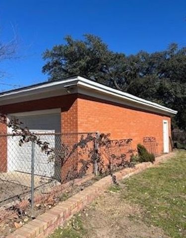 205 N Henry Street, Lindale, TX 75771