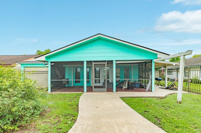 127 Bastrop Bayou Drive, Angleton, TX 77515