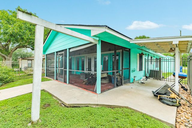 127 Bastrop Bayou Drive, Angleton, TX 77515
