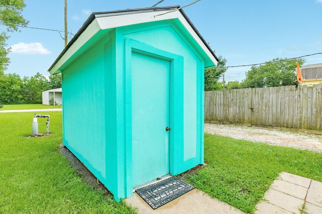 127 Bastrop Bayou Drive, Angleton, TX 77515