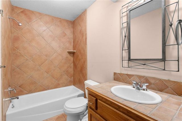 2421 NW Leann Drive, Blue Springs, MO 64014