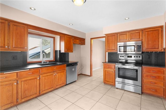 2421 NW Leann Drive, Blue Springs, MO 64014