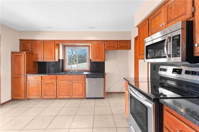 2421 NW Leann Drive, Blue Springs, MO 64014