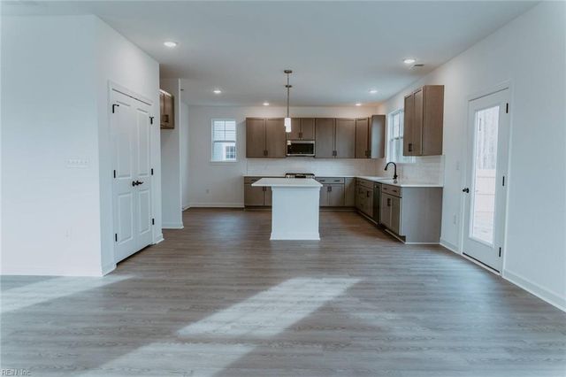 709 Crestfield DR, Chesapeake, VA 23320