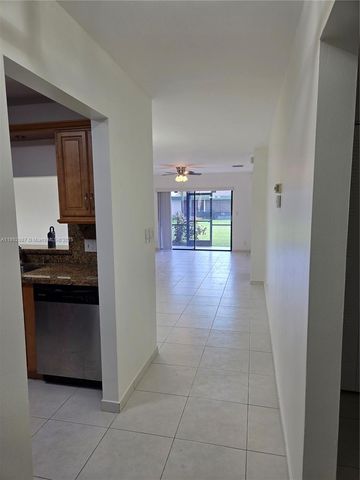 460 Lakeview Drive 2, Weston, FL 33326