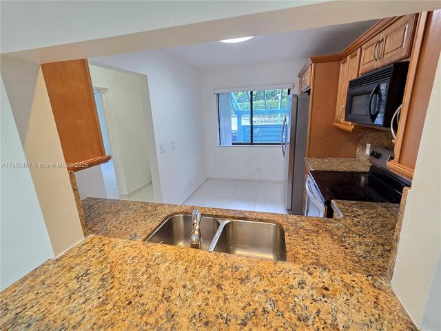 460 Lakeview Drive 2, Weston, FL 33326