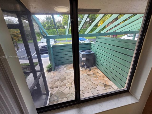 460 Lakeview Drive 2, Weston, FL 33326