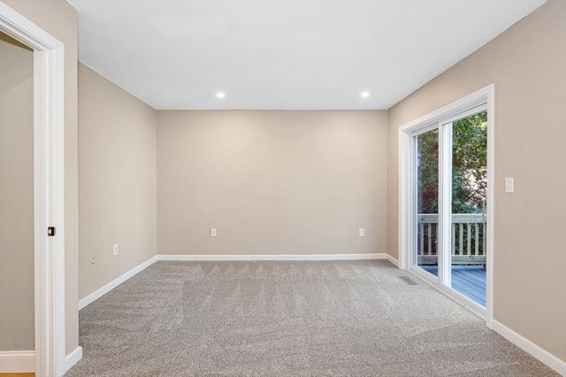 38 Farmland Rd C, Lowell, MA 01850