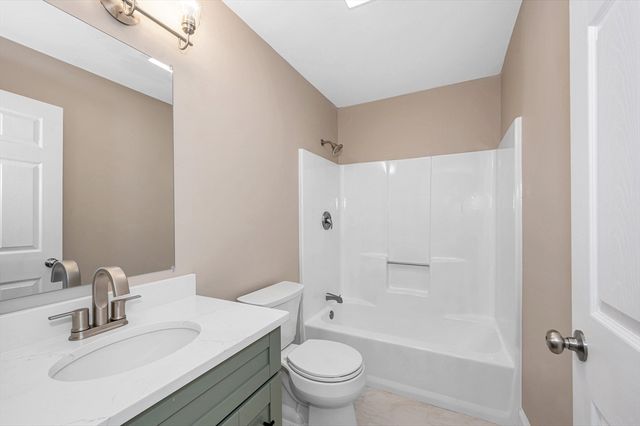 38 Farmland Rd C, Lowell, MA 01850
