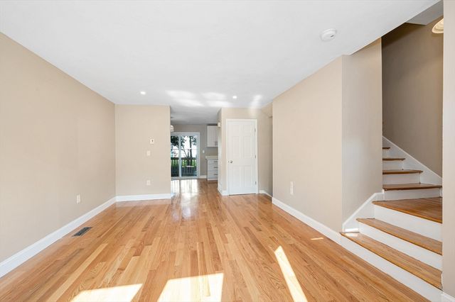 38 Farmland Rd C, Lowell, MA 01850