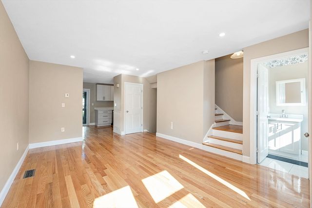38 Farmland Rd C, Lowell, MA 01850