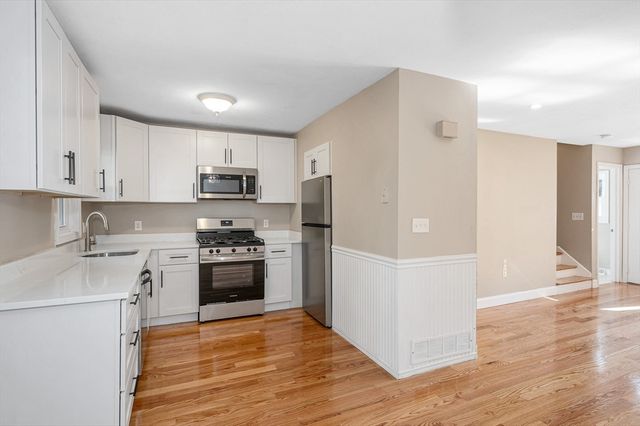 38 Farmland Rd C, Lowell, MA 01850
