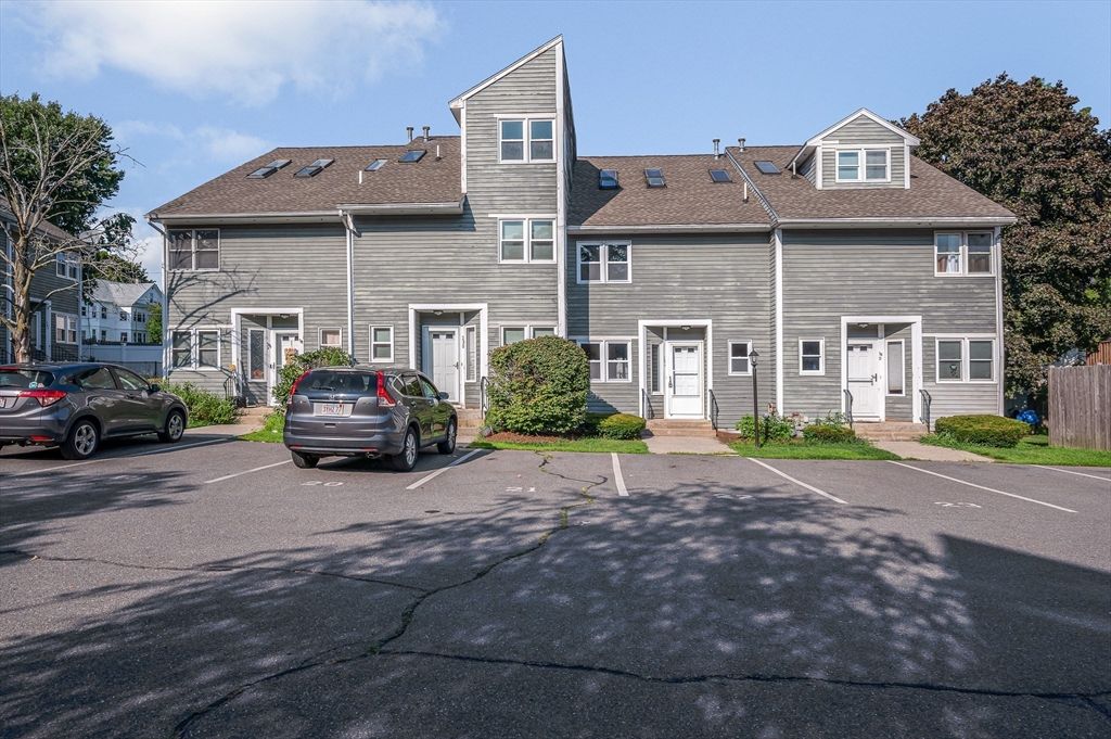 38 Farmland Rd C, Lowell, MA 01850
