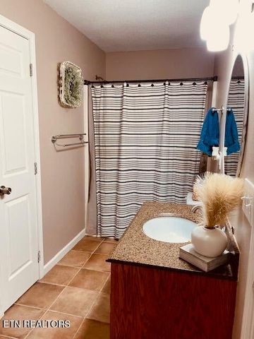 36 Hunter Dr, Crossville, TN 38555