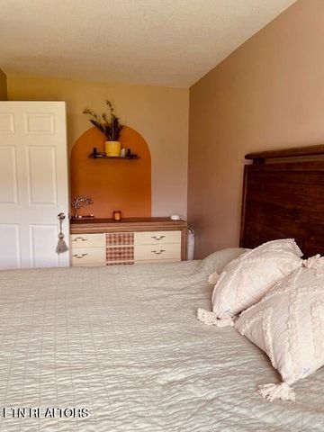 36 Hunter Dr, Crossville, TN 38555