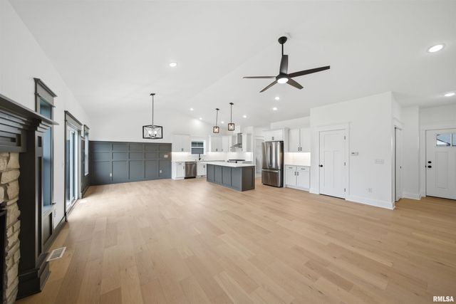 1315 W HILLCREST Drive, Chillicothe, IL 61523
