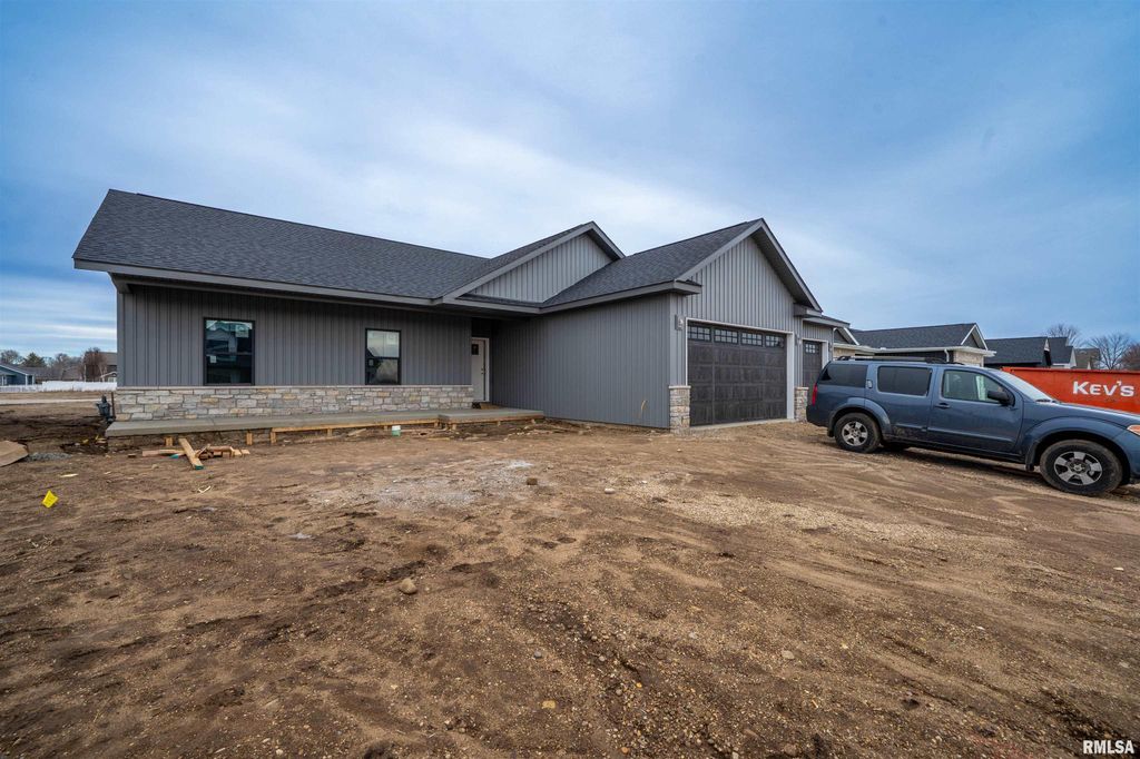 1315 W HILLCREST Drive, Chillicothe, IL 61523