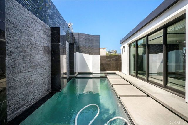 2033 Glencoe, Los Angeles, CA 90068