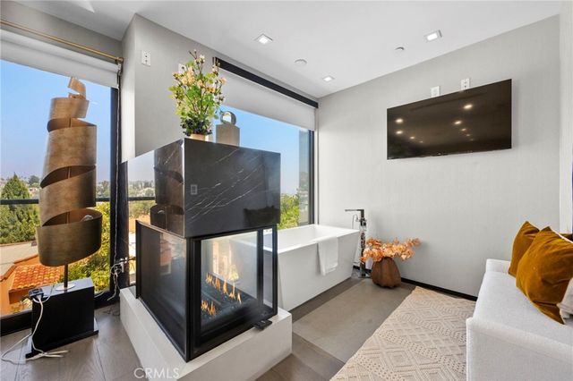 2033 Glencoe, Los Angeles, CA 90068