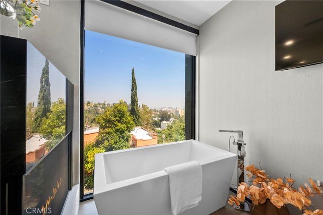 2033 Glencoe, Los Angeles, CA 90068