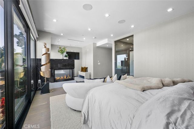 2033 Glencoe, Los Angeles, CA 90068