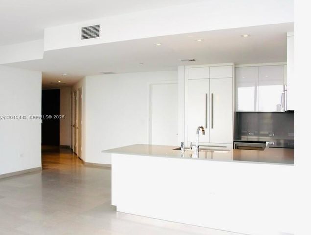 68 SE 6th St 2702, Miami, FL 33131