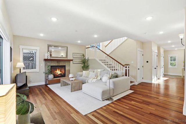 2067 Santa Cruz Avenue, Menlo Park, CA 94025