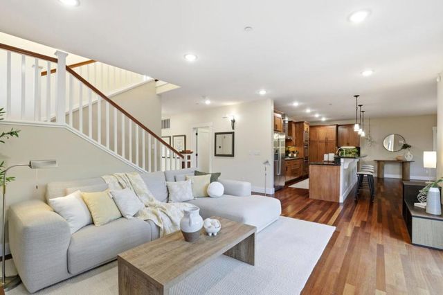 2067 Santa Cruz Avenue, Menlo Park, CA 94025