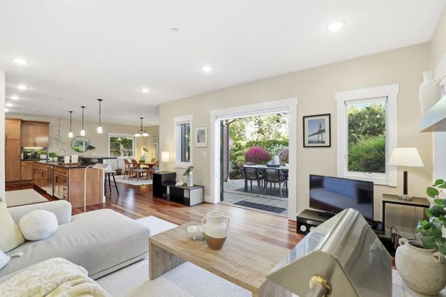 2067 Santa Cruz Avenue, Menlo Park, CA 94025