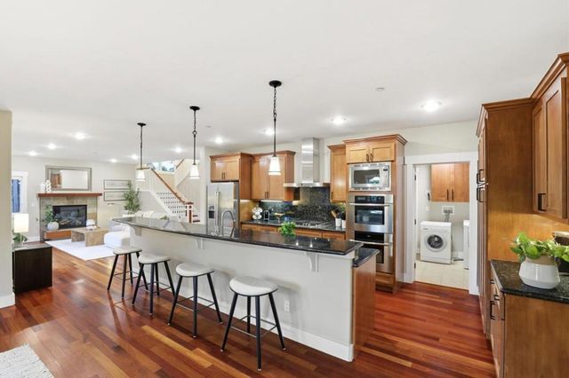 2067 Santa Cruz Avenue, Menlo Park, CA 94025