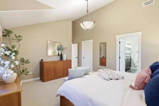 2067 Santa Cruz Avenue, Menlo Park, CA 94025