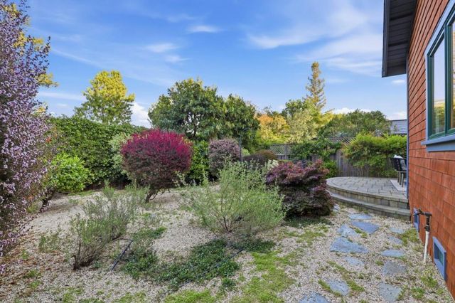 2067 Santa Cruz Avenue, Menlo Park, CA 94025