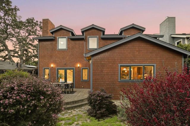 2067 Santa Cruz Avenue, Menlo Park, CA 94025