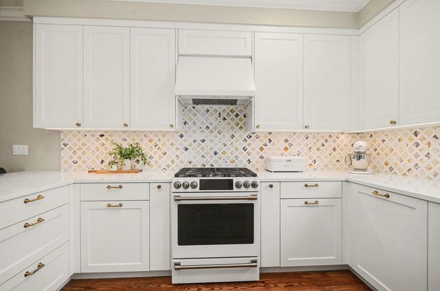 10 Riverbank Drive, Beverly Hills, MI 48025