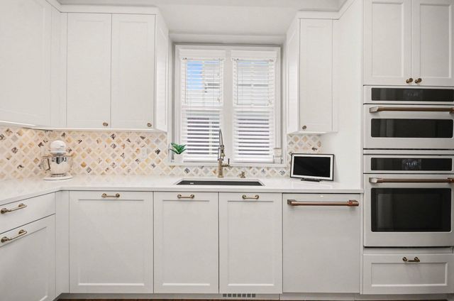 10 Riverbank Drive, Beverly Hills, MI 48025